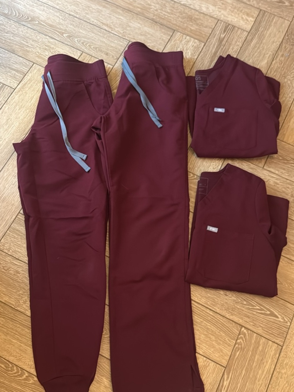 2 Figs Women's Scrub Sets in Burgundy